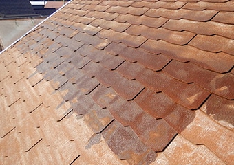 屋根材の色あせやサビ